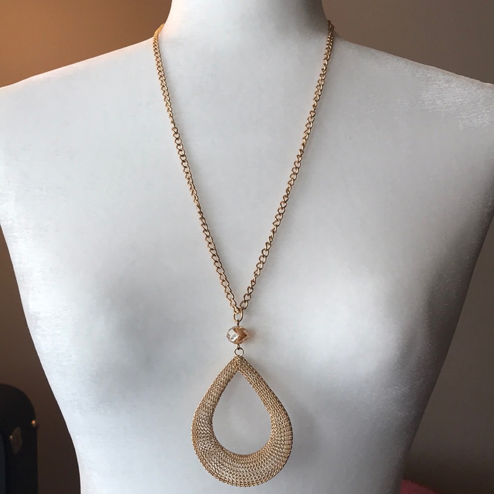 Beautiful necklace faux gold with gem necklace!